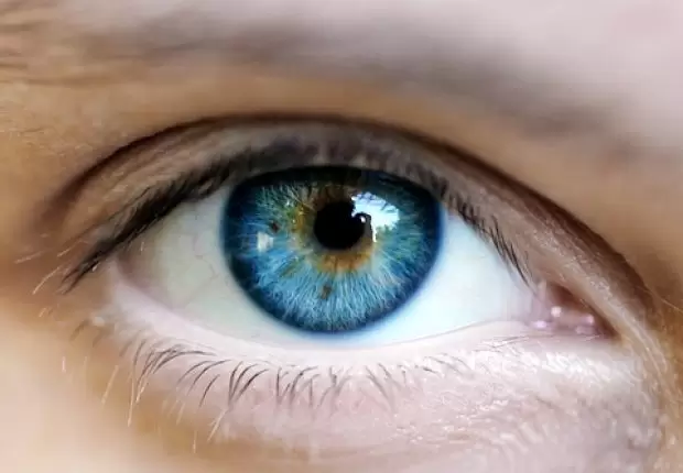 ملانوم چشم چیست و چگونه درمان می‌شود؟
